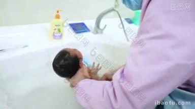 4KK实拍母婴店护士给婴儿洗头梳头